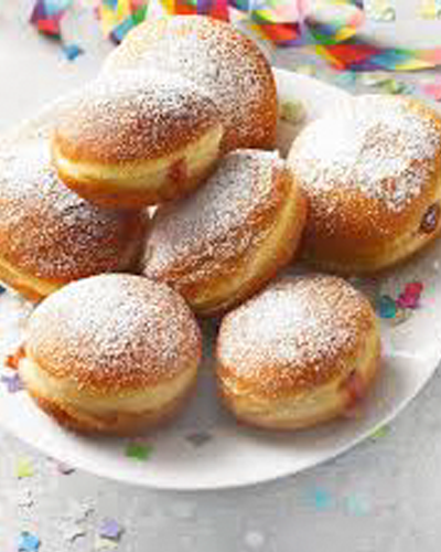 Frisch zubereitete Berliner, mit Marmelade gefüllt.