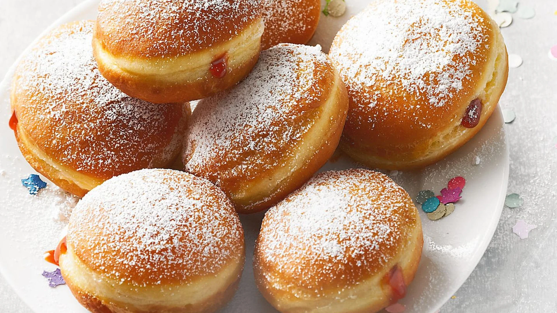 Frisch zubereitete Berliner, mit Marmelade gefüllt.